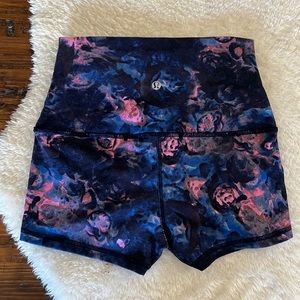 Lululemon women’s shorts size 4 - patterned yoga high waisted  shorts